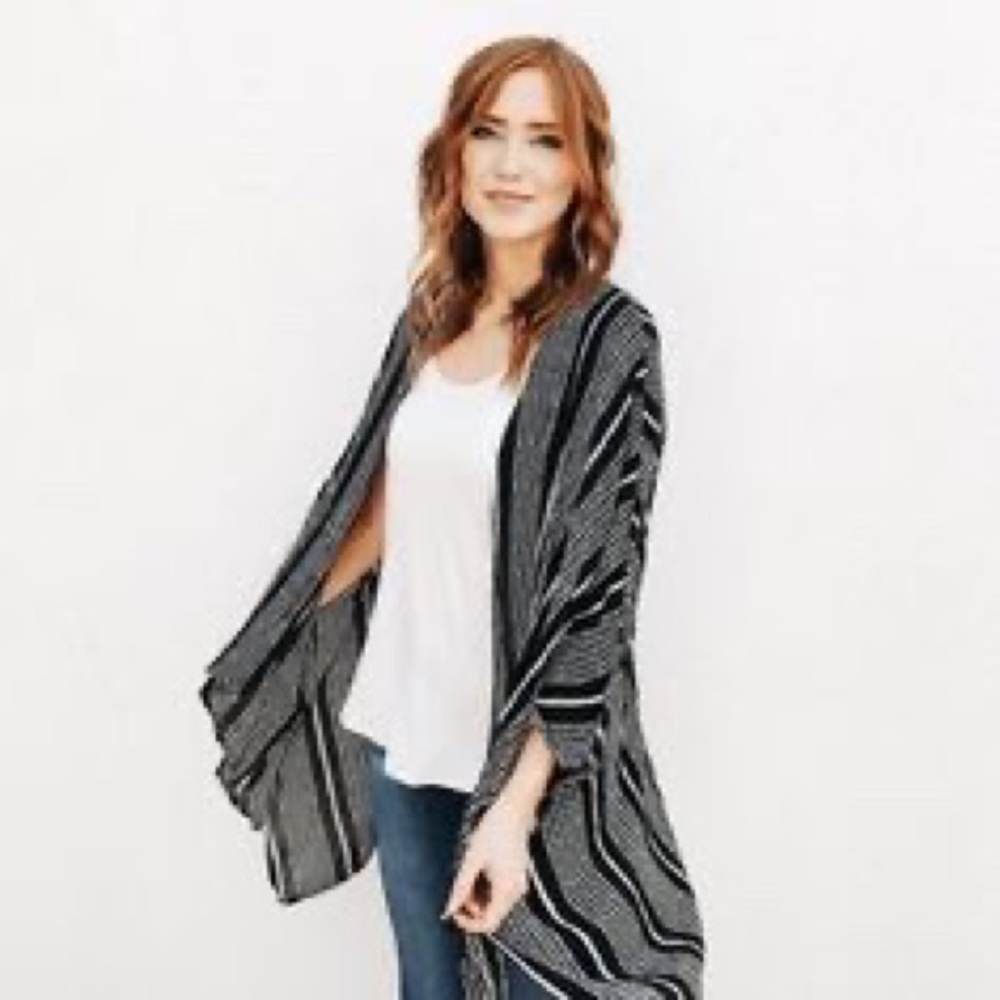 Carly Jean Los Angeles Nora Kimono